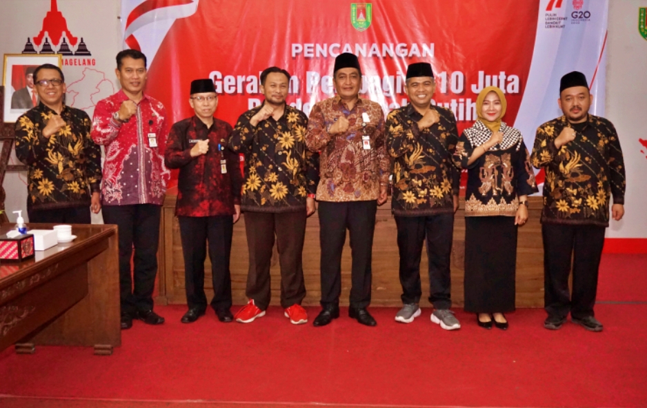 Bupati Magelang saat foto bersama Komisioner Bawaslu Kabupaten Magelang persiapan Pemilu 2024