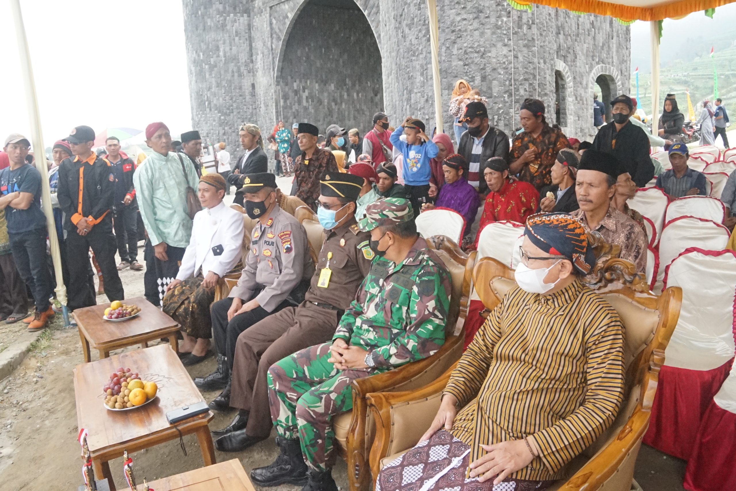 Sekretaris Daerah Kabupaten Magelang, Adi Waryanto bersama jajaran Forkompimda dan Forkopimcam Sawangan saat meninjau Kampung Pancasila di Kawasan Wisata Negeri Kahyangan di Dusun Surodadi