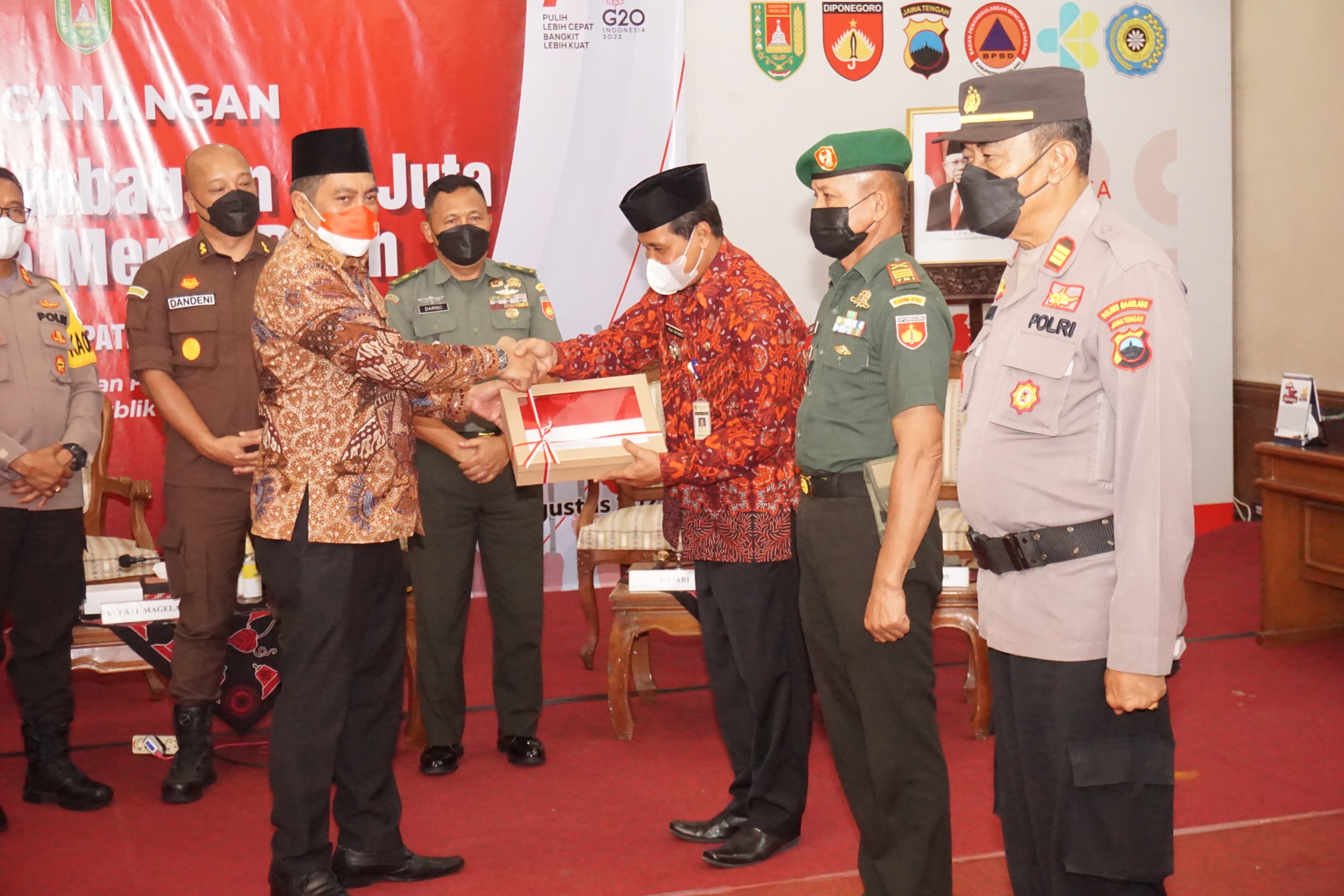 Bupati Magelang Zaenal Arifin bersama jajaran Forkompimda saat mencanangkan gerakan pembagian 10 juta bendera Merah Putih dalam rangka menyemarakkan Peringatan Hari Ulang Tahun Ke-77 Kemerdekaan Republik Indonesia Tahun 2022