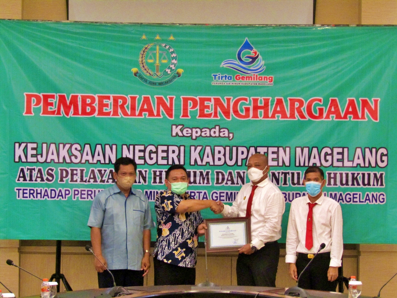 Dirut Perumda Tirta Gemilang saat berikan penghargaan kepada Kejari Kabupaten Magelang