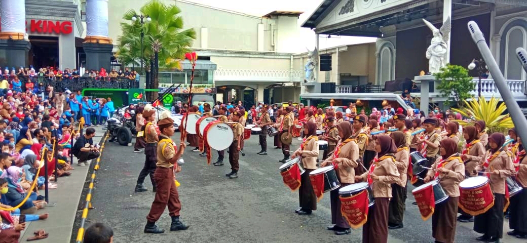 Drum Band MA An-Nawawi 02 Salaman saat beraksi di Jogja City Mall
