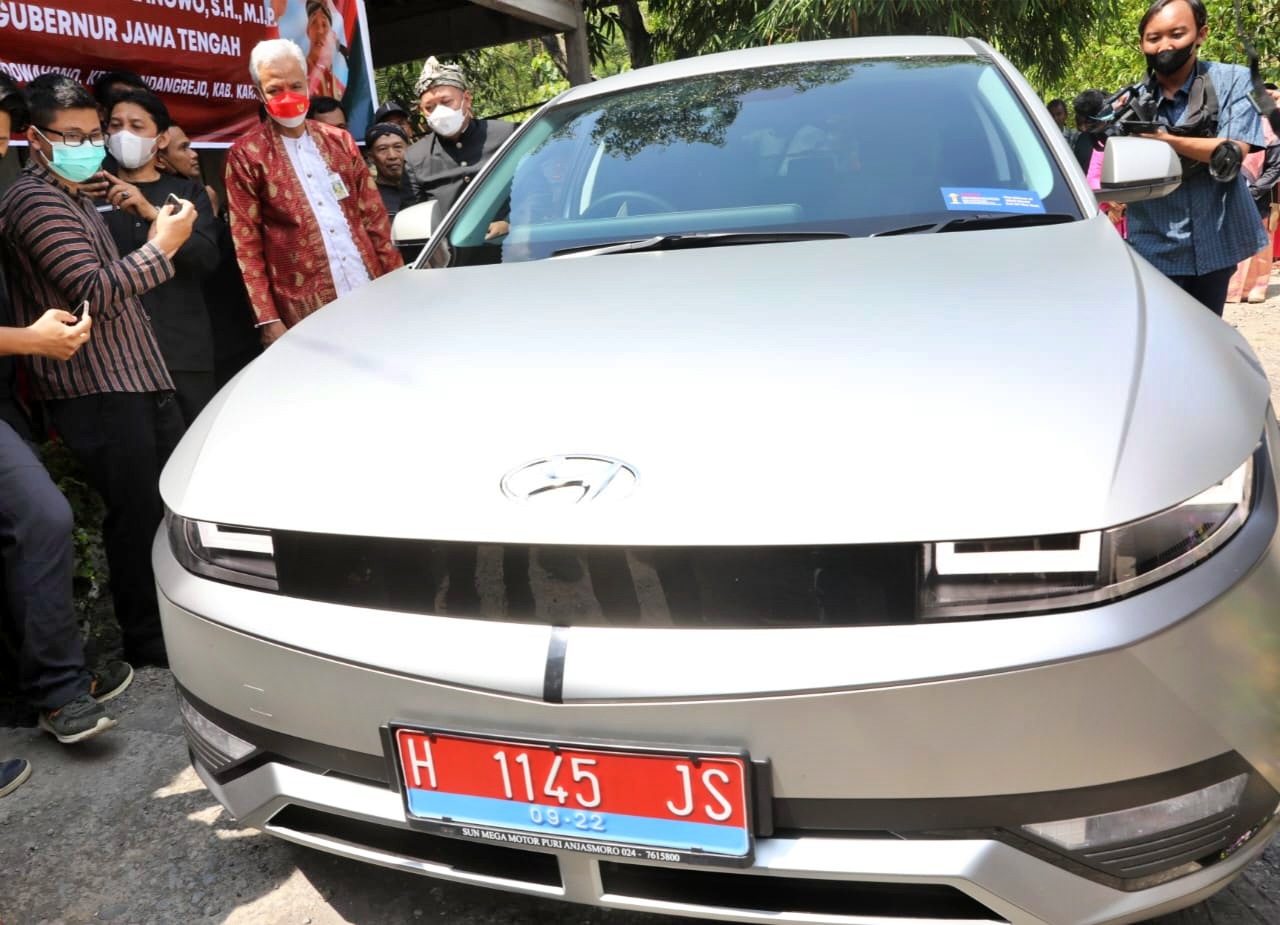 Ganjar Pranowo pamerkan mobil listrik di Lingkungan Pemprov Jateng
