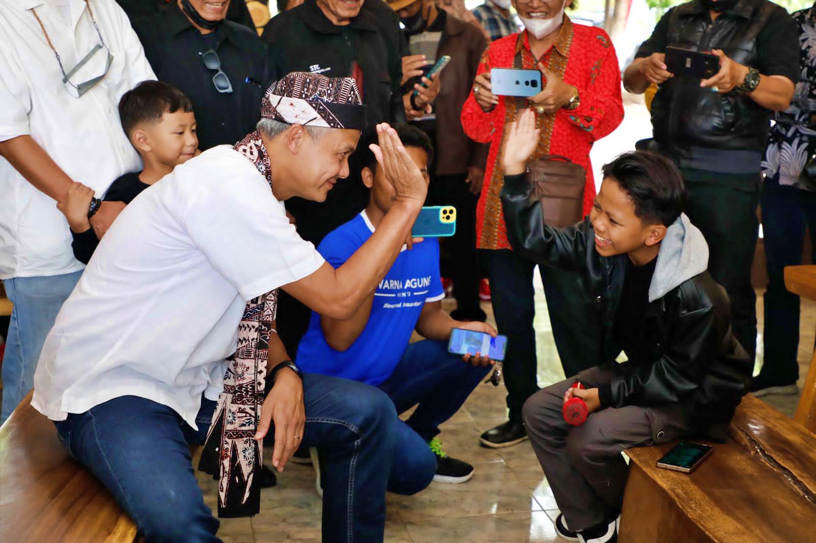 Ganjar Pranowo saat bertemu dengan Farel Prayoga setelah menyanyikan lagu Tugiman
