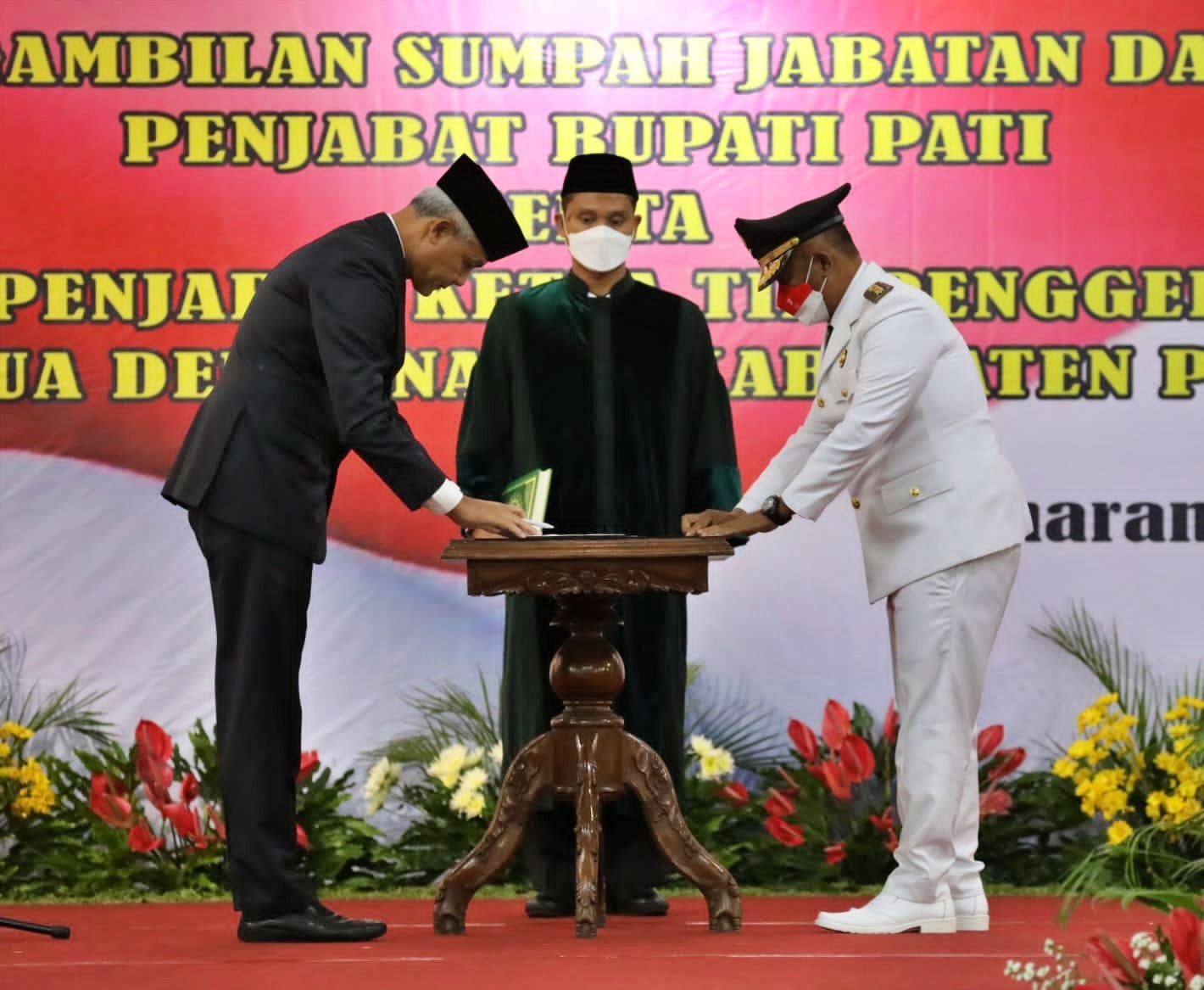 Ganjar Pranowo saat melantik Kepala Dishub Jawa Tengah yang baru