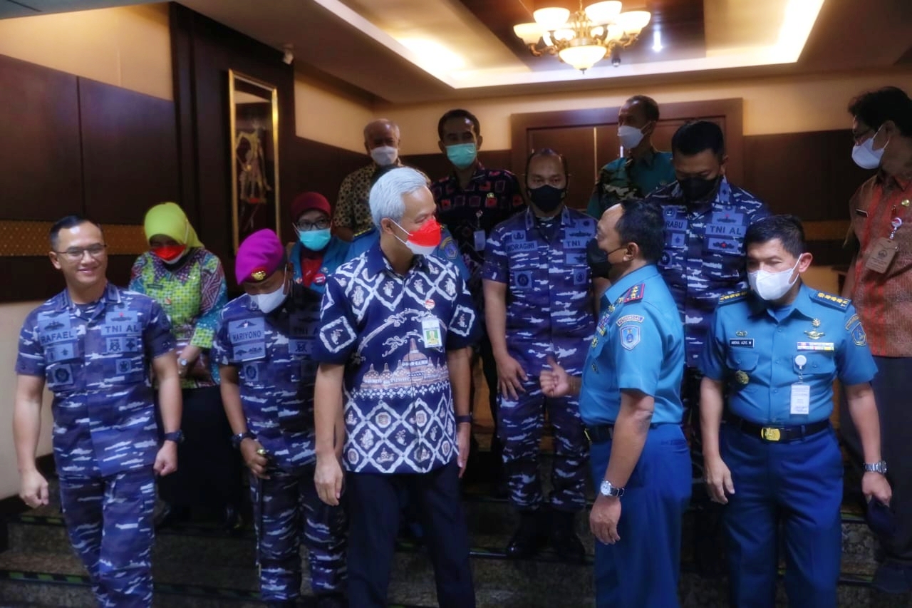Ganjar pranowo bersama anggota TNI
