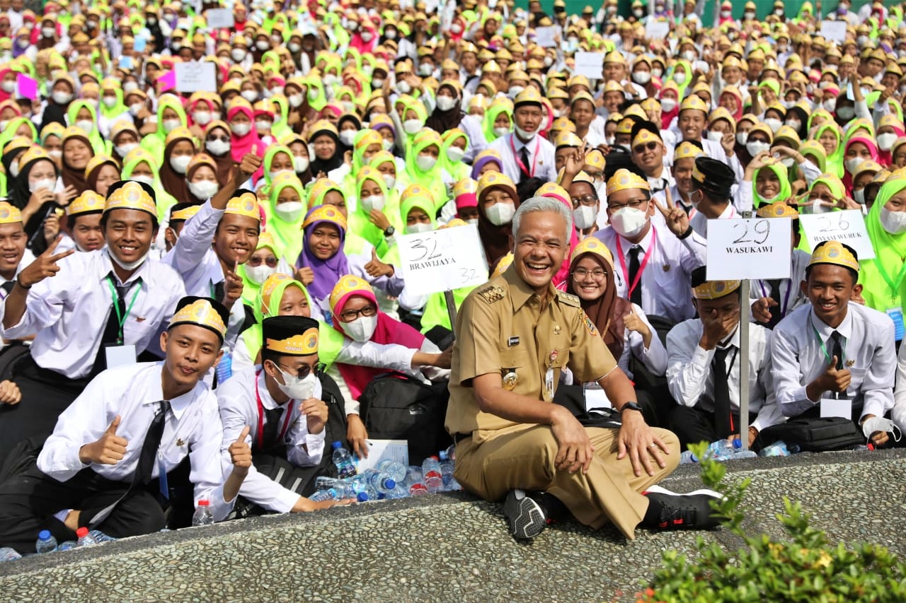 Ganjar saat bersama mahasiswa baru