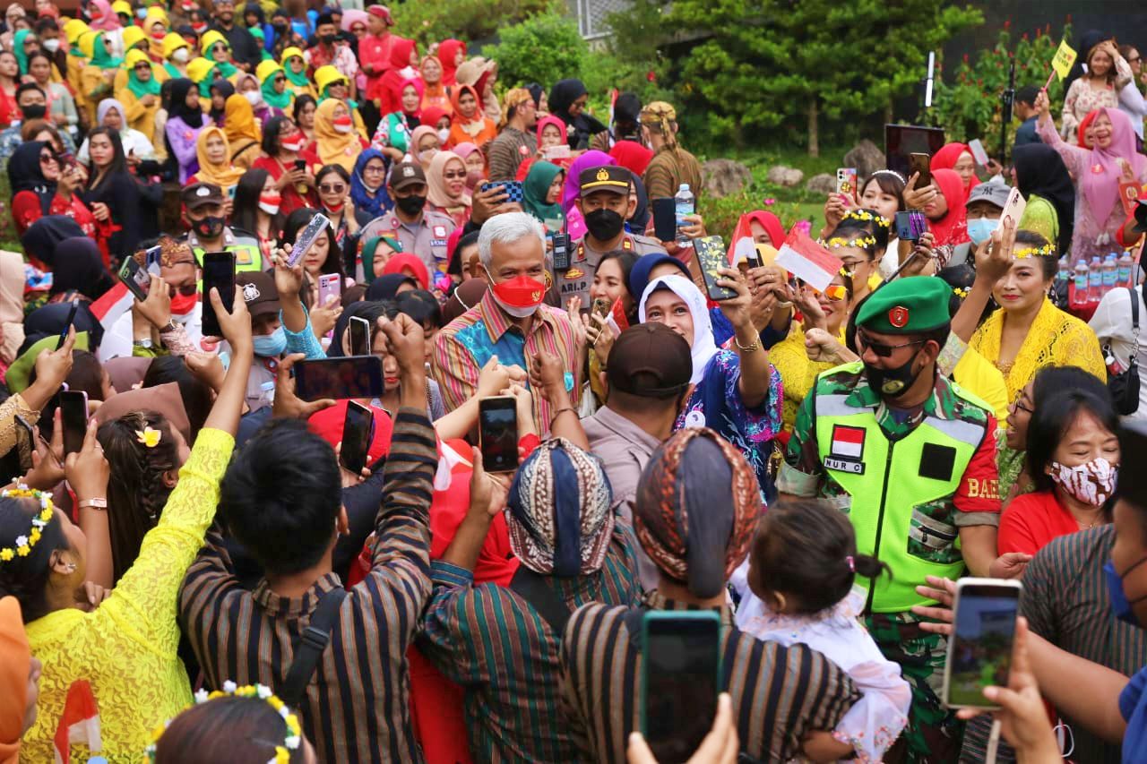 Ganjar saat menghadiri Festival 1000 kebaya di Bandungan Semarang