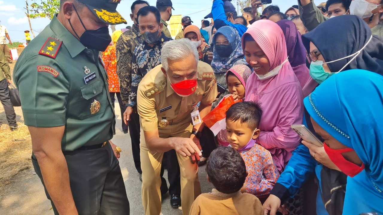 Ganjar saat menghambiri seorang bocah di Boyolali
