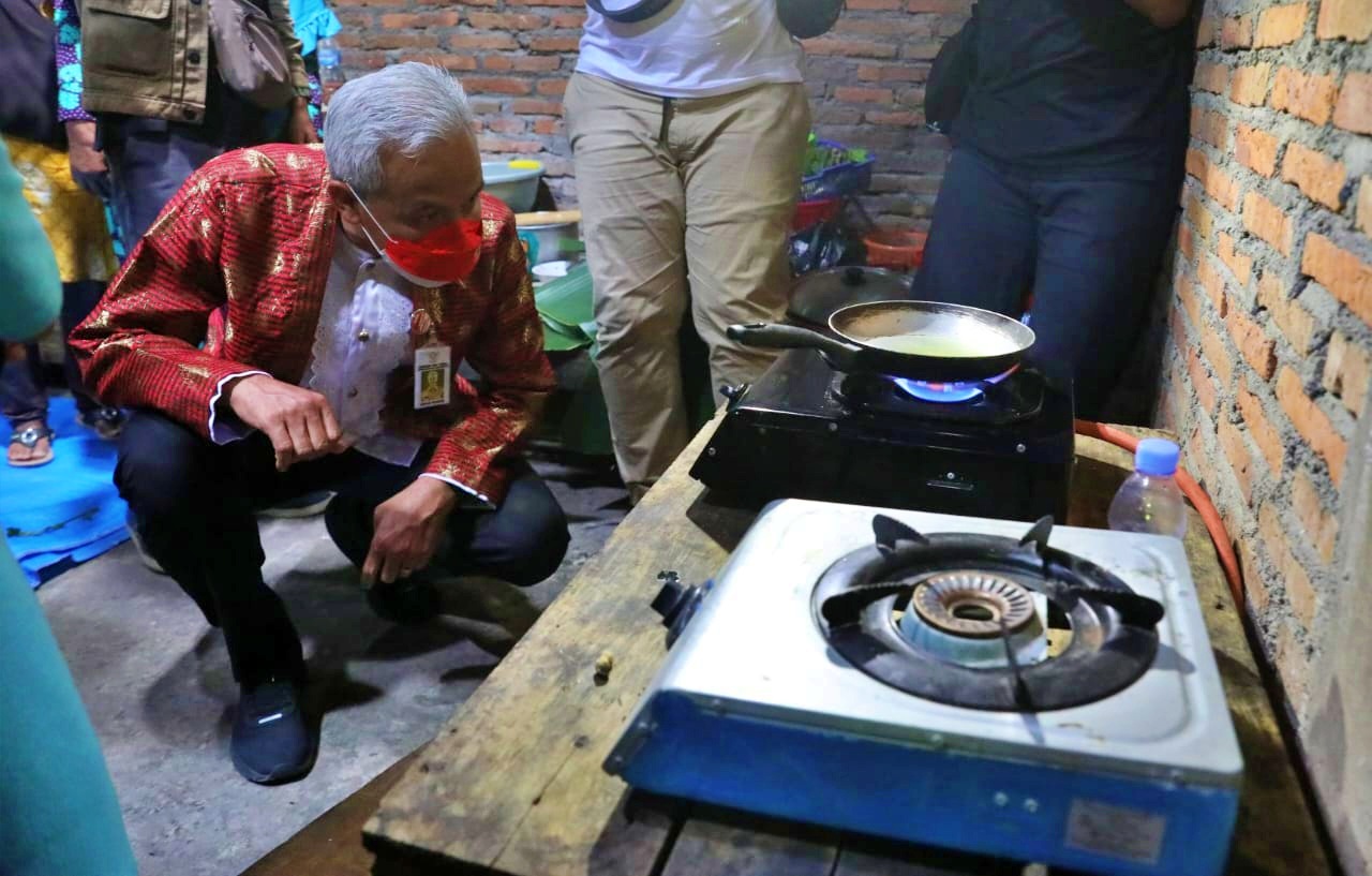 Ganjar saat meninjau bantuan instalasi BSG
