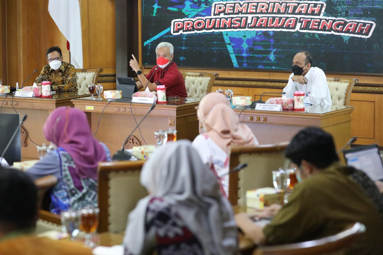 Ganjar saat pimpin rapat