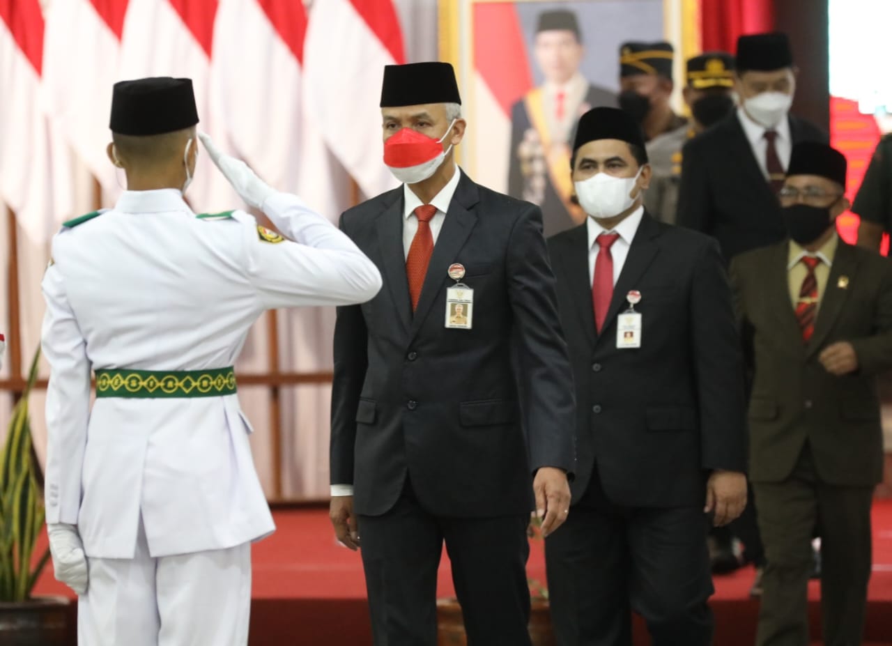 Gubernur Ganjar Kukuhkan 35 Anggota Paskibraka Jateng