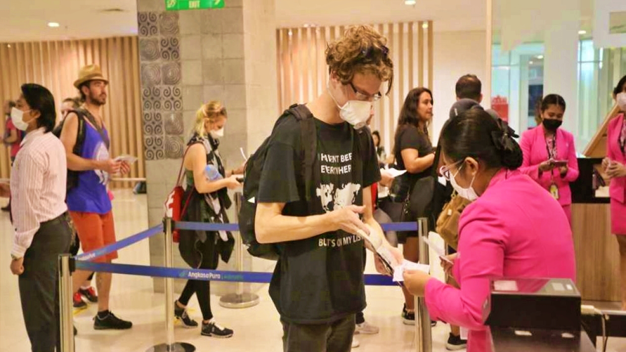 Ilustrasi turis saat di bandara datang di negara yang dikunjunginya