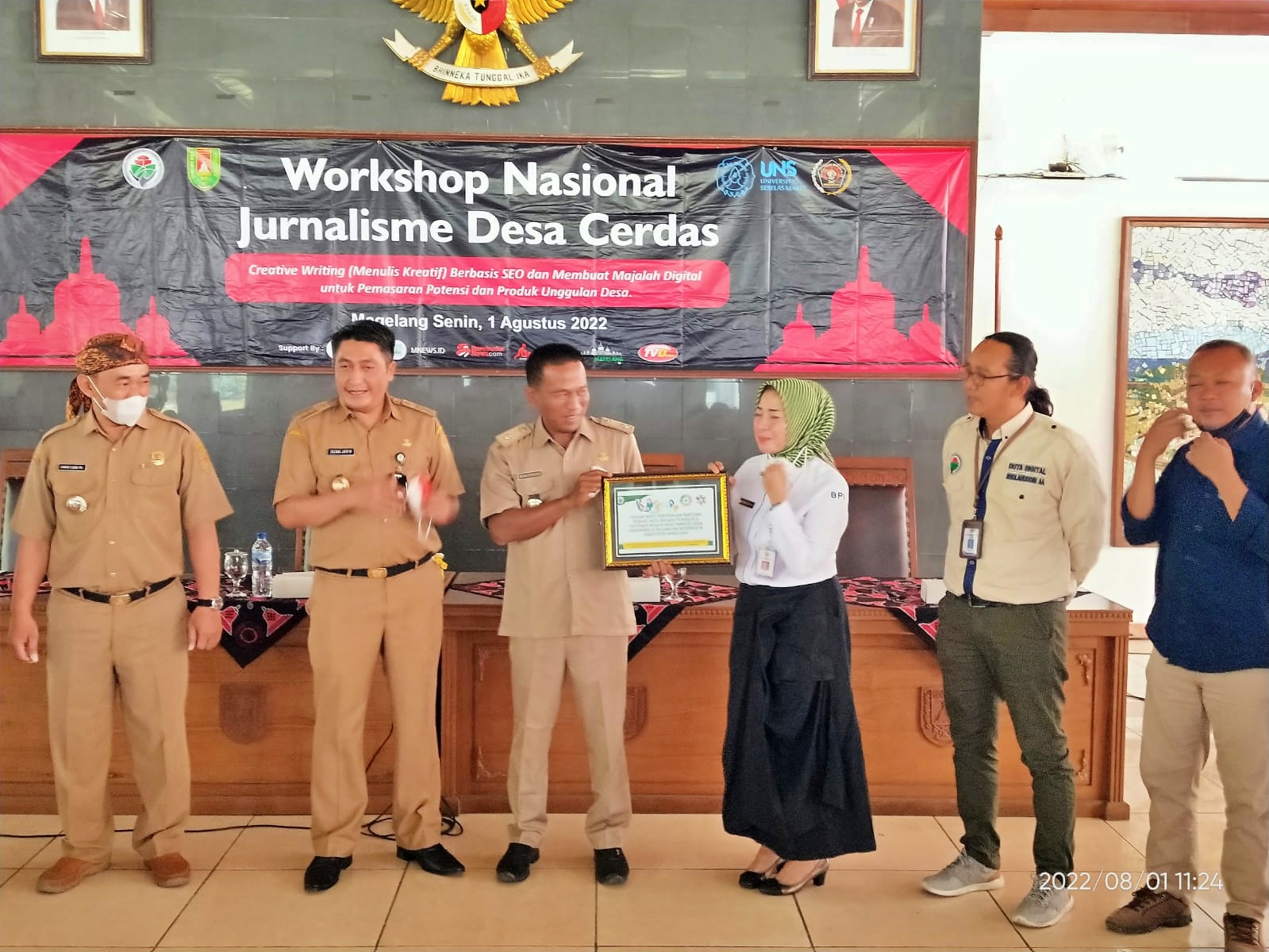Kepala Pusat Pengembangan Daya Desa Kementerian Pemerintah Desa Tertinggal dan Transmigrasi, Helmiati Nuhung, bersama Bupati Magelang Zaenal Arifin SIP, meyerahkan penghargaan kepada kepala desa dalam workshop nasional bertajuk Jurnalisme Desa Cerdas