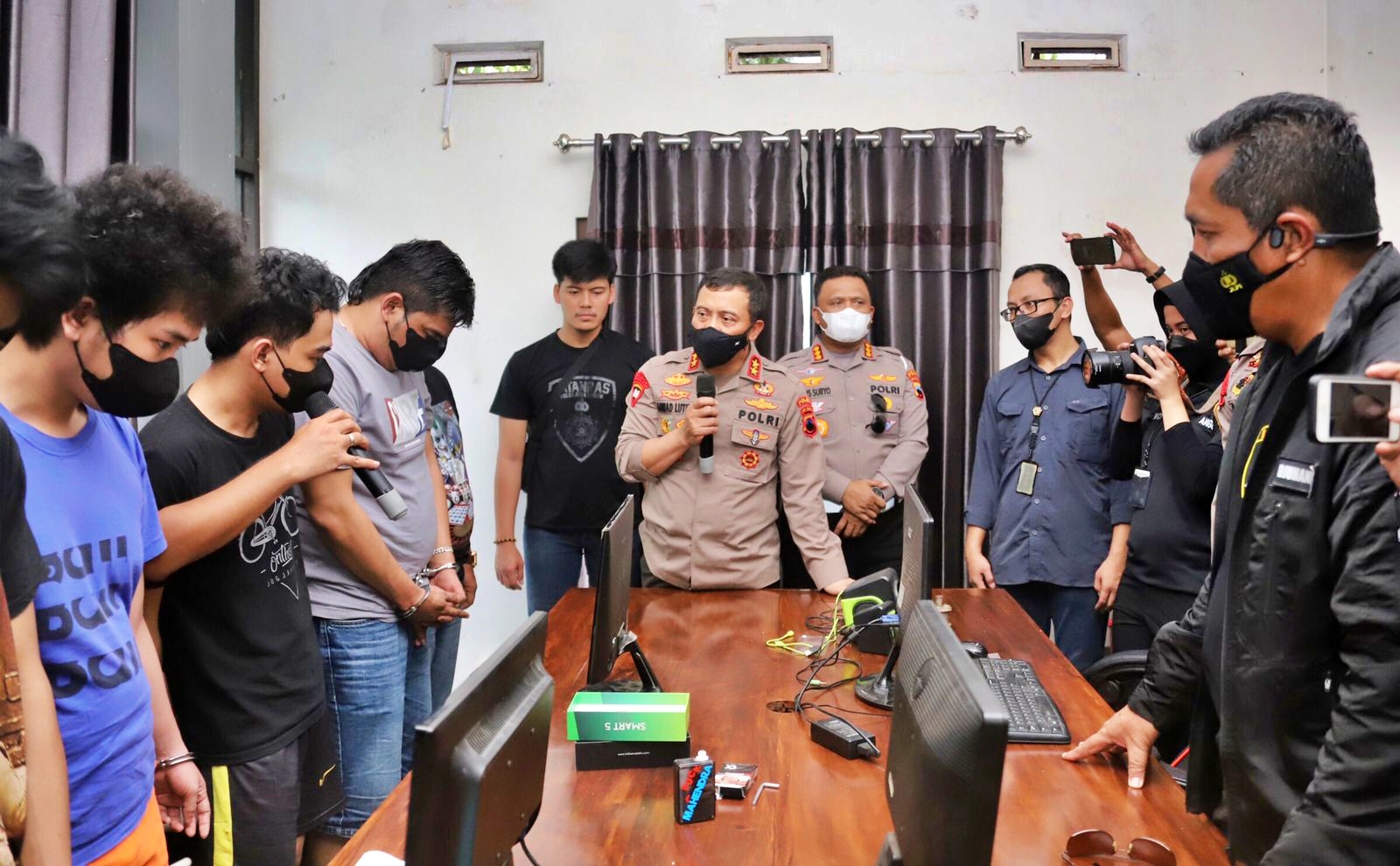 Kapolda Jateng saat mewawancarai pelaku judi online yang ditangkap di Purbalingga