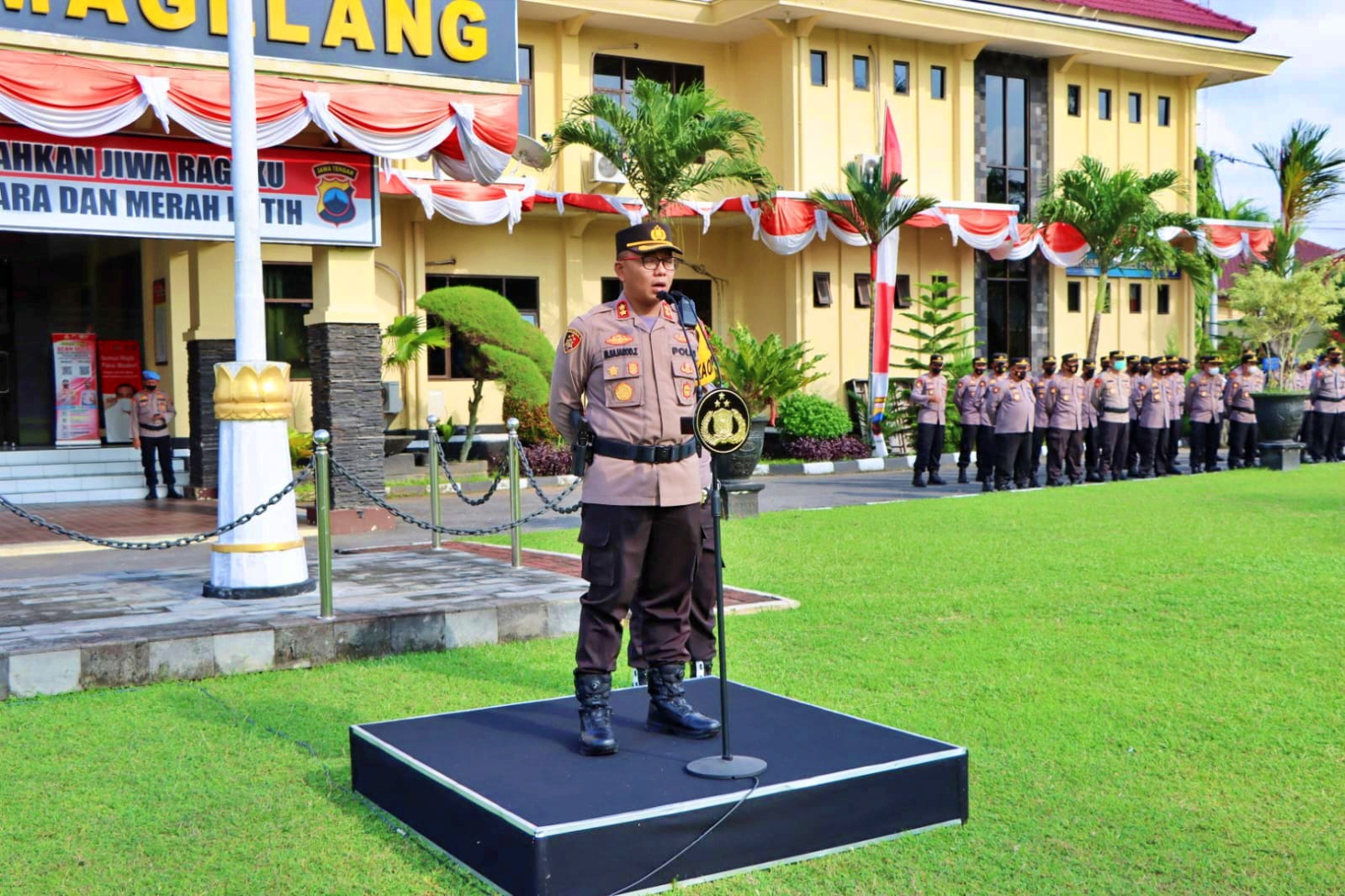 Plt Kapolresta Magelang AKBP M Sajarod Zakun saat pimpin jam apel pimpinan