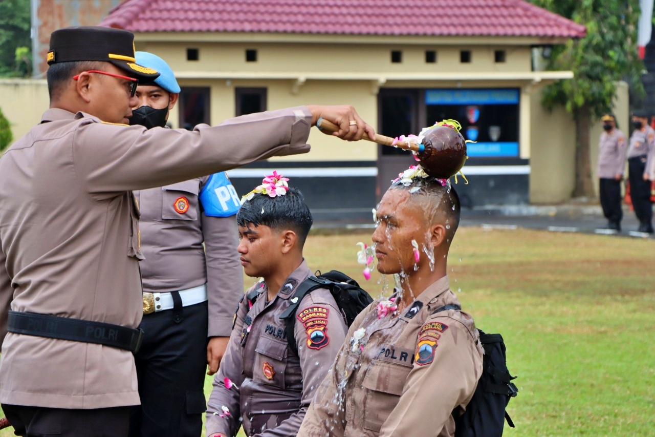 Kapolres Magelang siram air kembang kepada Bintar Polri Polres Magelang