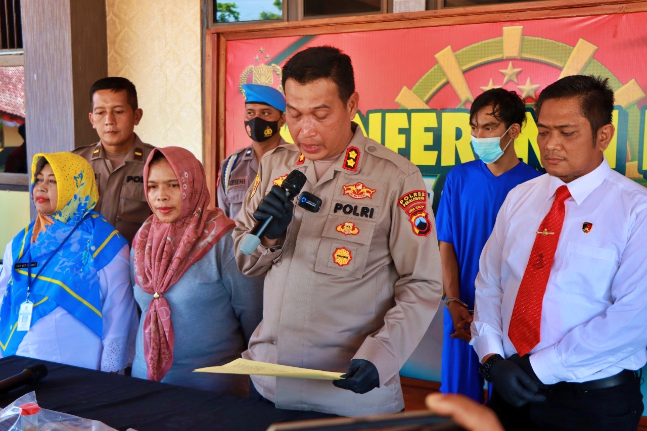 Kapolres Pekalongan AKBP Arief Fajar Satria dalam konferensi pers kasus dukun biadab