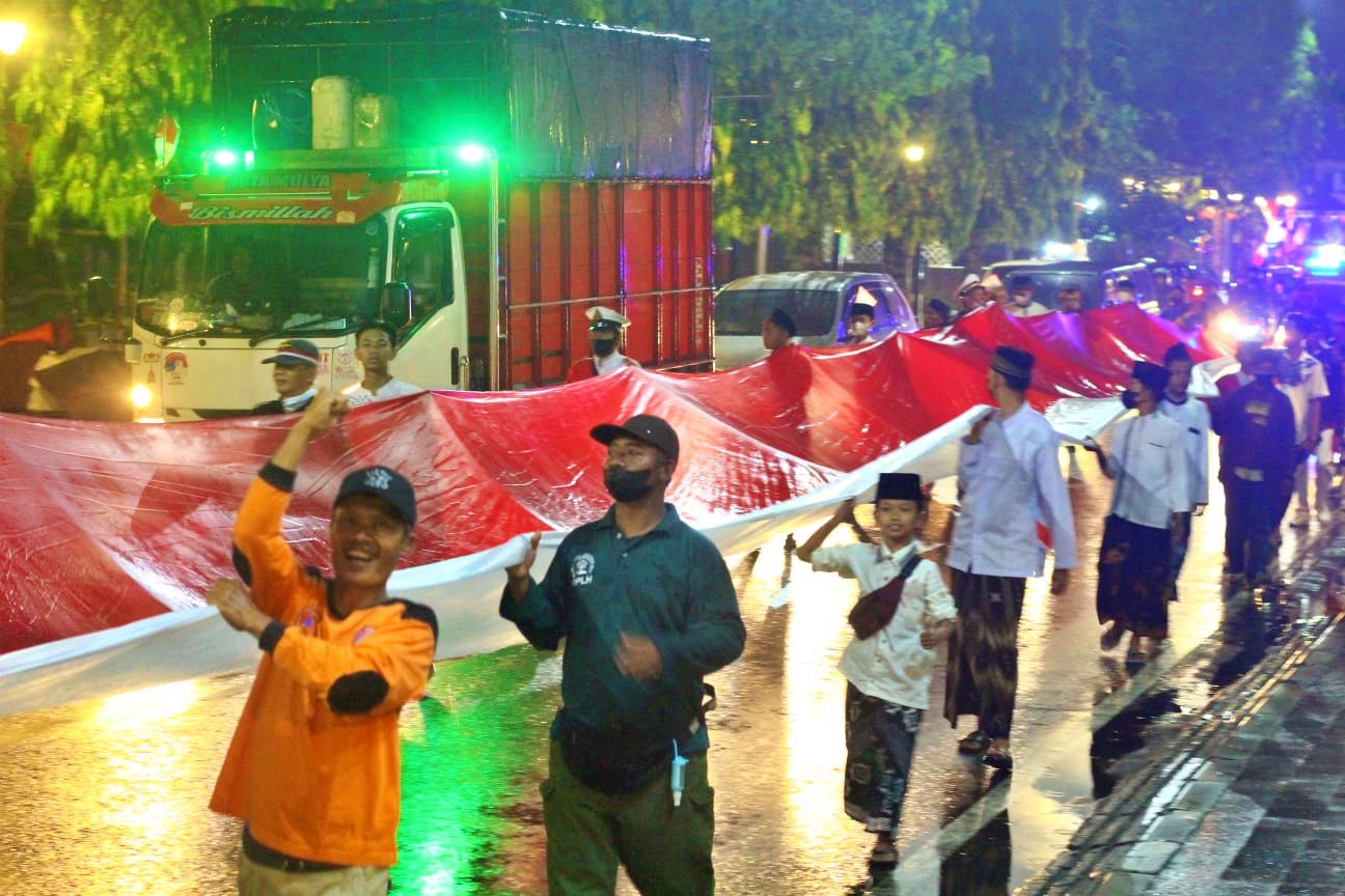 Kirab Bendera Merah Putih dan 1000 Angklung di Borobudur Magelang