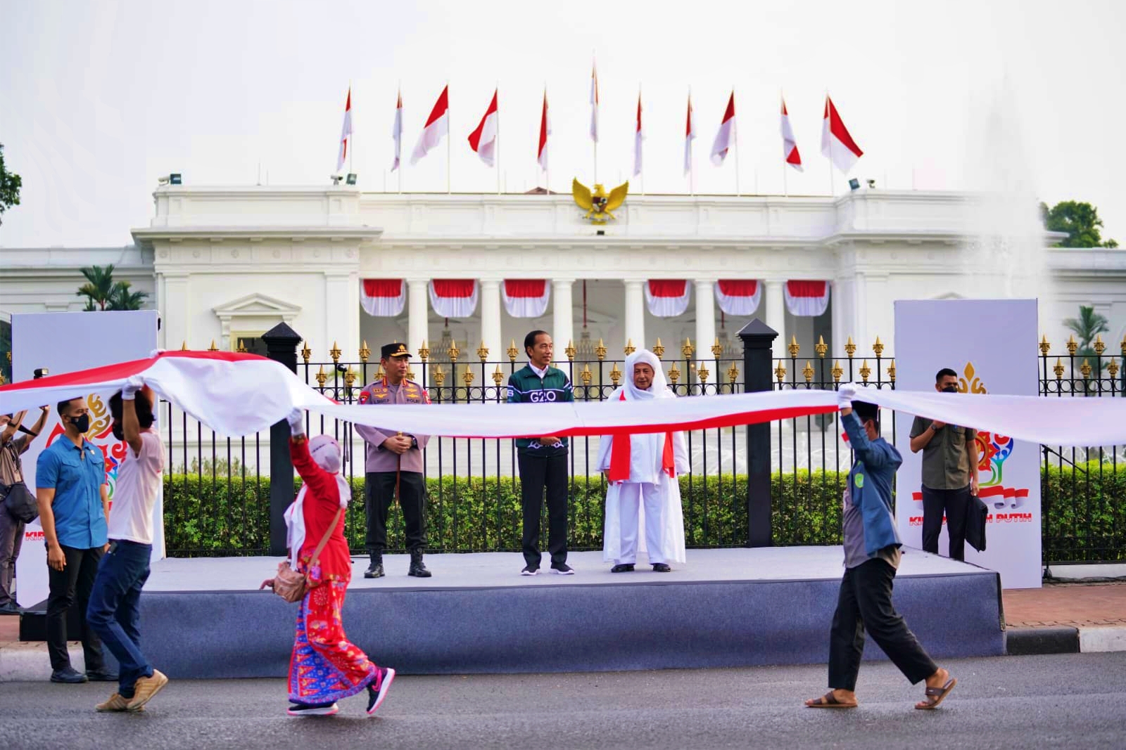 Kirab Bendera Merah Putih didepan Kapolri dan Presiden RI Joko Widodo
