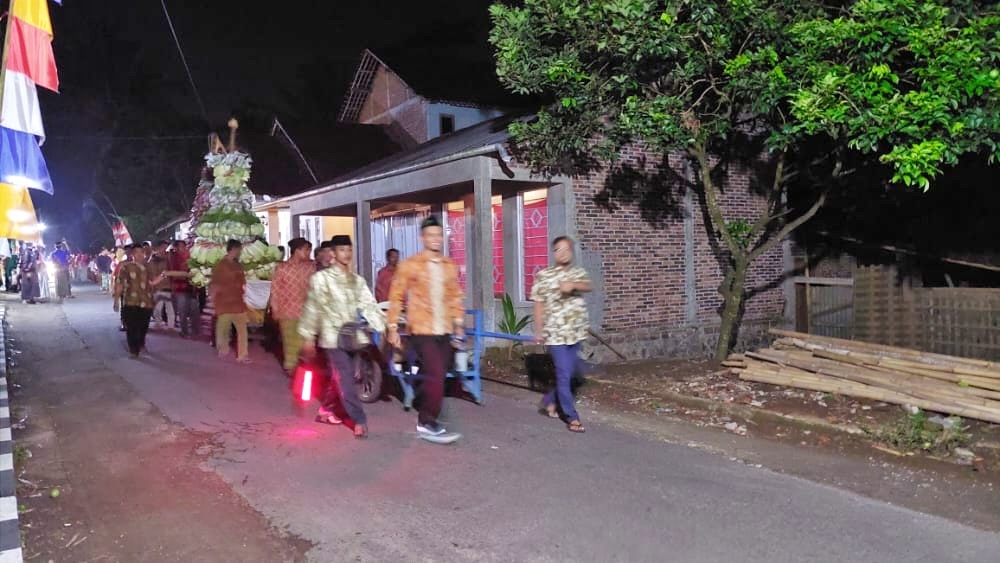 Kirab gunungan di Dusun Krombangan Desa Donorojo Mertoyudan Magelang HUT RI ke 77