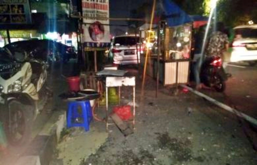 Lokasi mobil tabrak kerumunan orang saat jajan bakso_foto pojoksatu