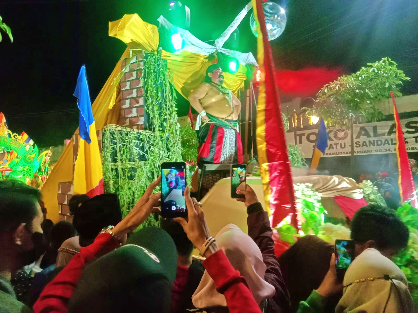 Masyarakat padati acara Borobudur Night Carnival 2022