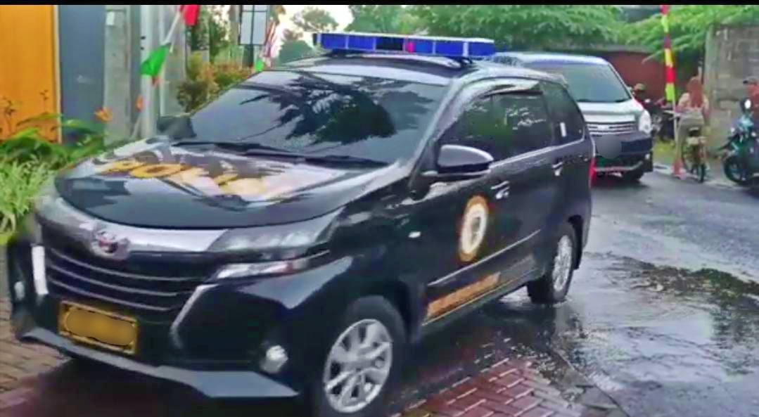 Mobil rombongan Timsus Bareskrim Polri saat tiba di komplek perumahan di Magelang dimana rumah Sambo berada