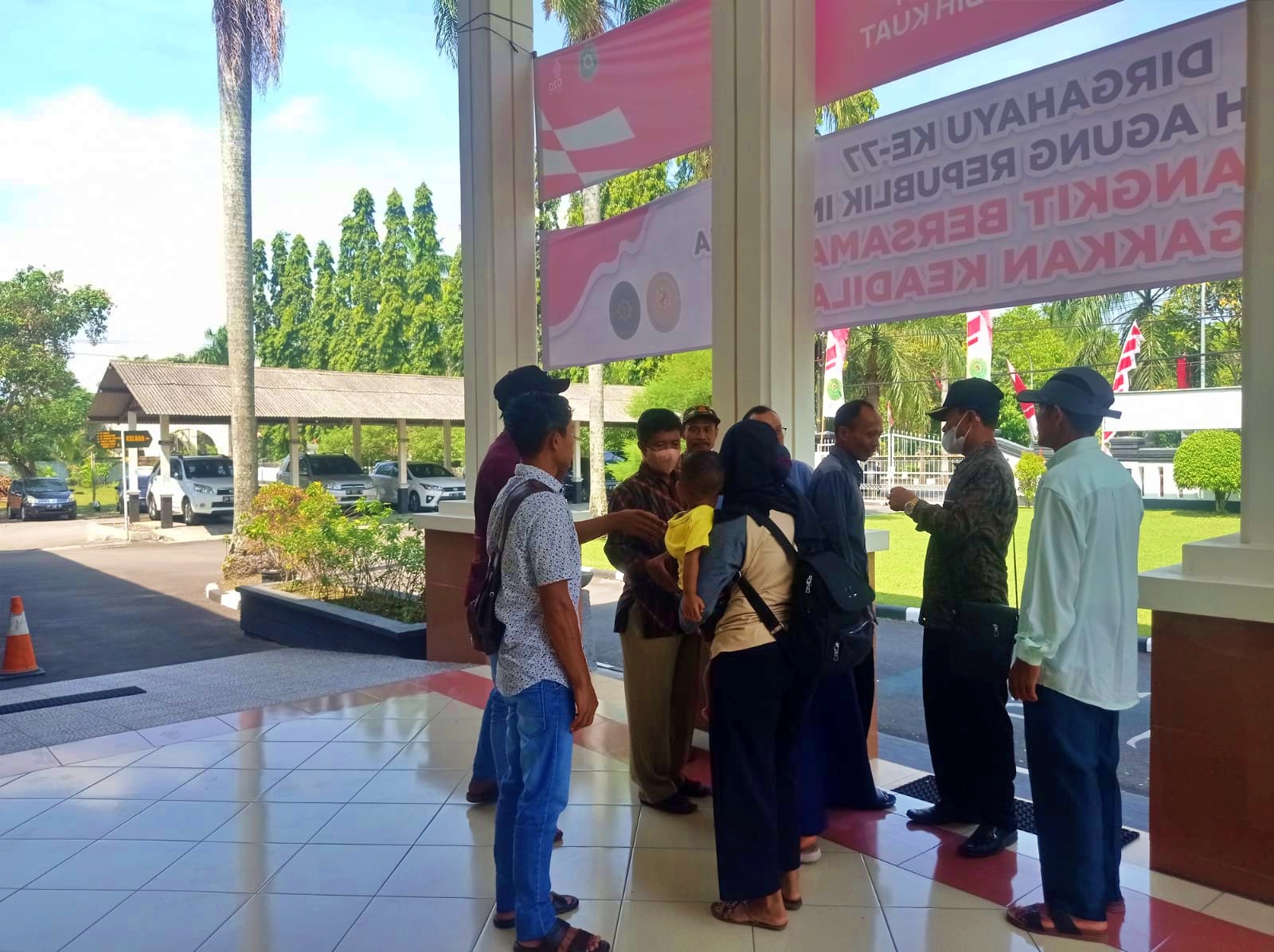 Moment keluar perwakilan warga dan keluarga korban bertemu keluarga pelaku kasus pembunuhan antar pelajar saat usai Persidangan di PN Kabupaten Magelang
