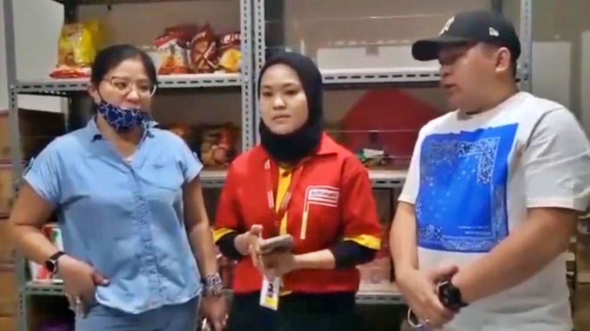 Pegawai Alfamart minta maaf kepada ibu yang bawa cokelat