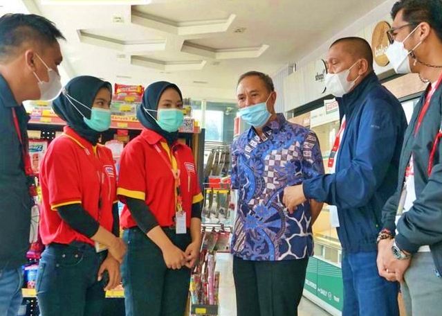 Penghargaan diberikan kepada kasir alfamart yang sempat viral_Foto instagram @alfamart