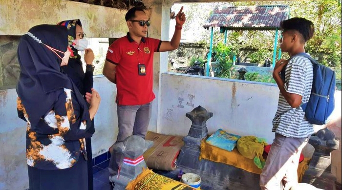Petugas saat mendatangi remaja yang tidur di samping makam ayahnua di Boyolali
