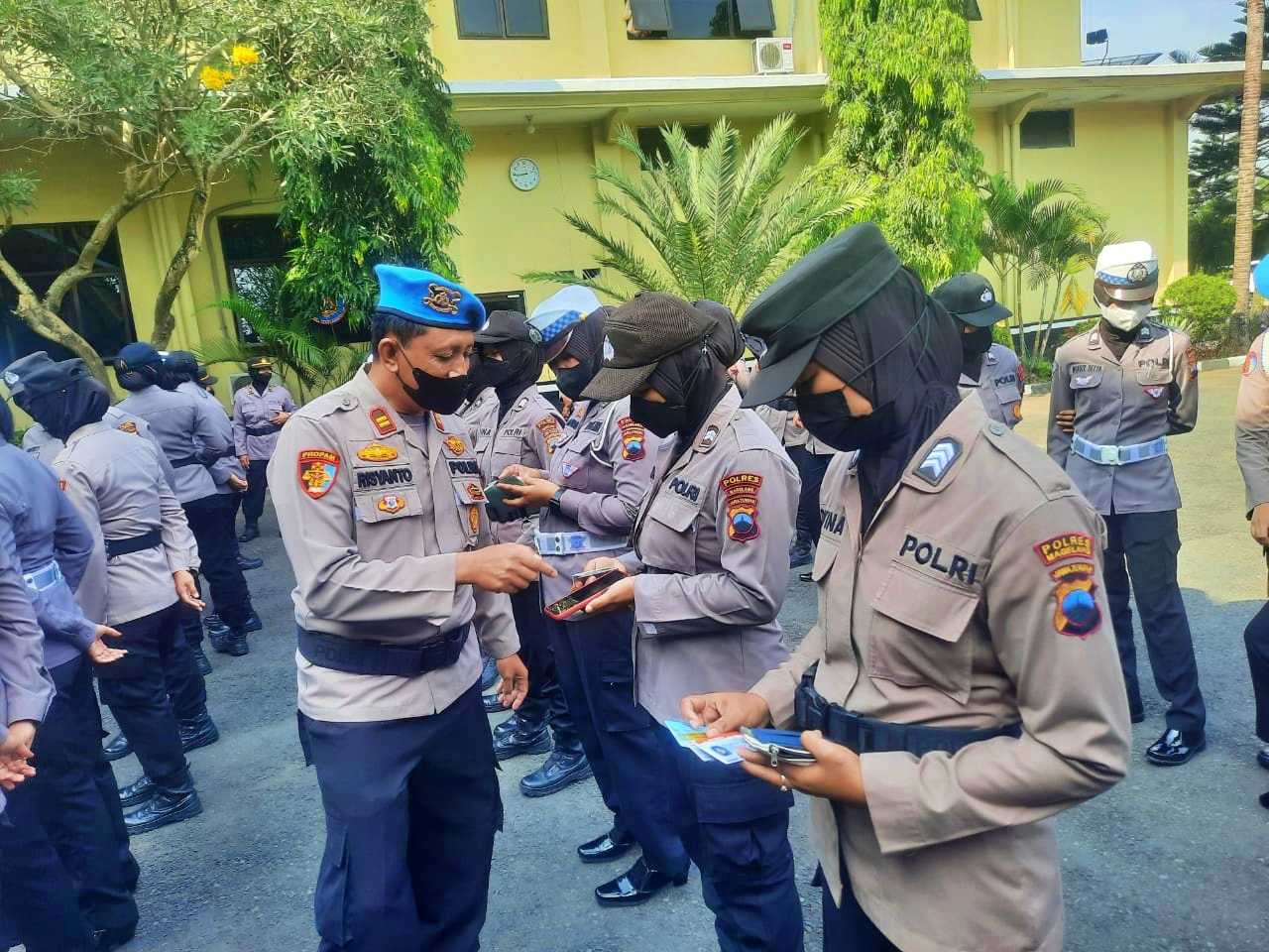 Prompam Polres Magelang saat memeriksan Polwan