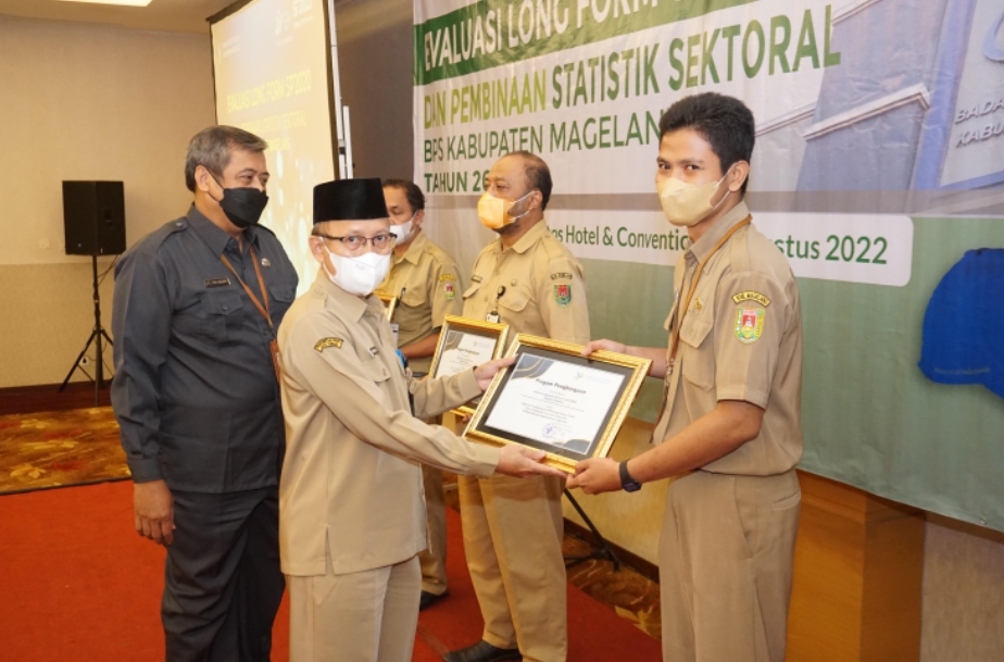 Sekretaris Daerah Kabupaten Magelang Adi Waryanto didampingi Kepala BPS Kabupaten Magelang saat memberikan penghargaan kepada beberapa OPD di lingkungan Pemerintah Kabupaten Magelang