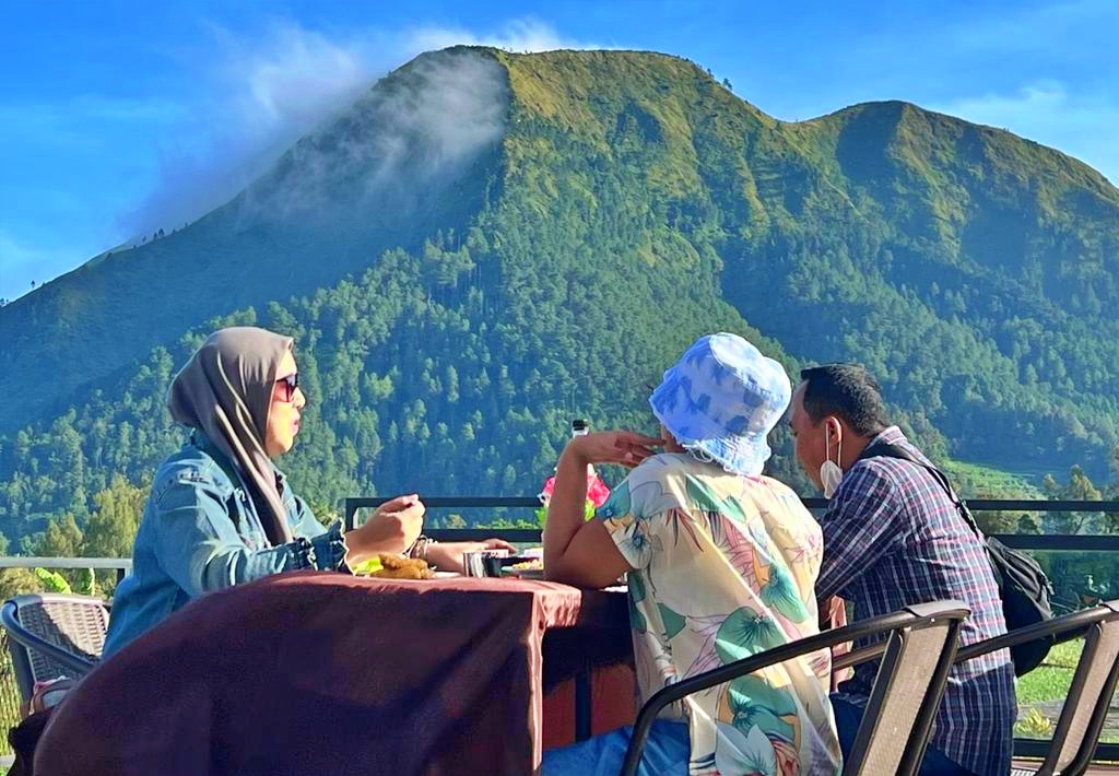 Senja Pagi Cafe And Eatery suguhkan view Gunung menawan