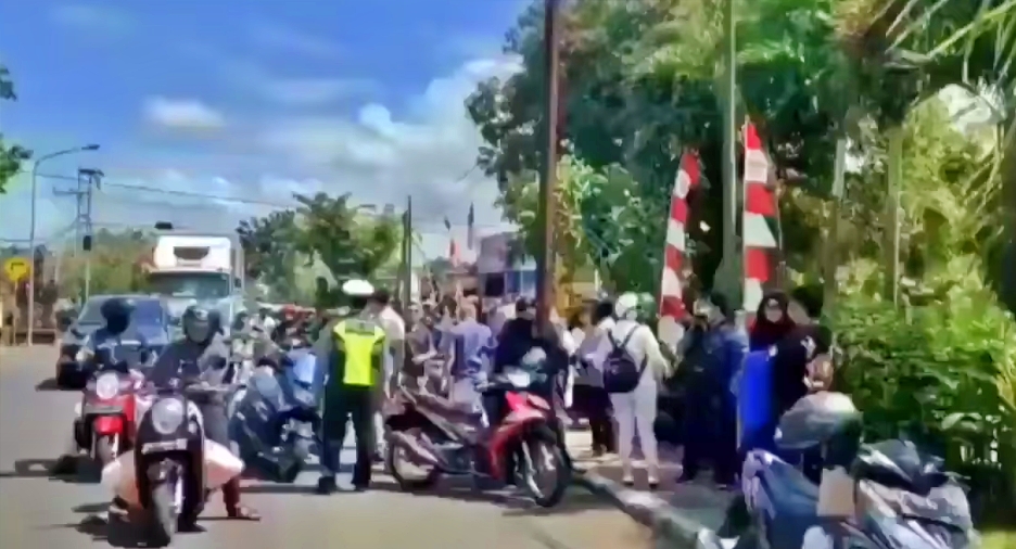Tangkapan layar video warga tidak terima diberhentikan saat detik detik proklamasi