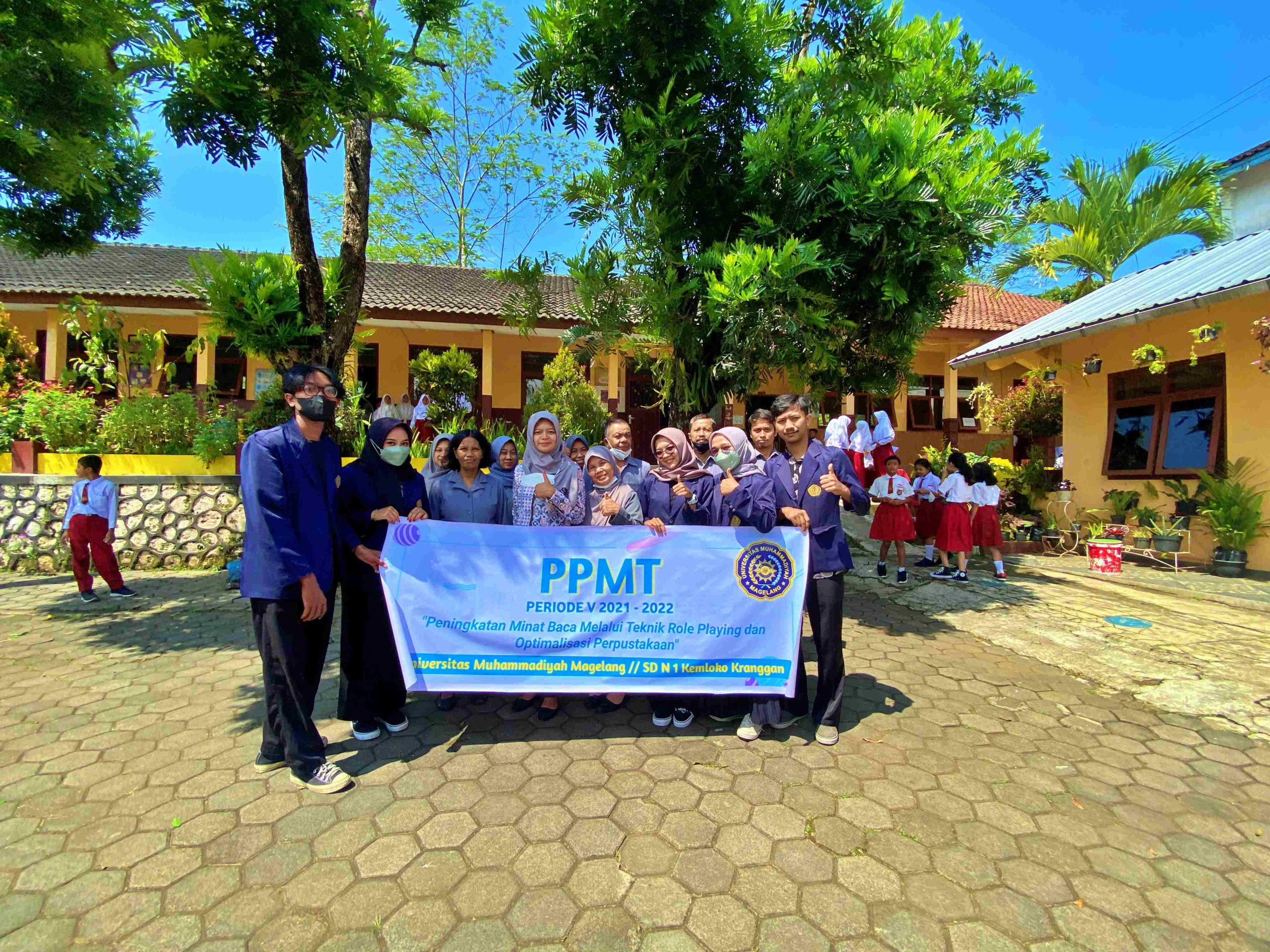 Tim PPMT Periode V Bersama DPL dan Bapak ibu guru SD N 01 Kemloko Kranggan Temanggung