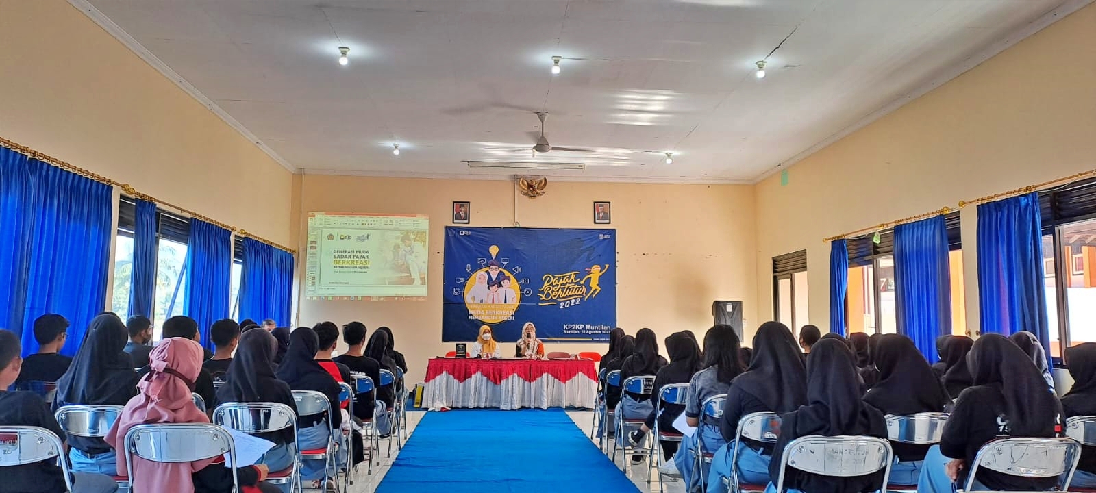 Tim Penyuluh Pajak dari KP2KP Muntilan Magelang di SMA Negeri 1 Dukun