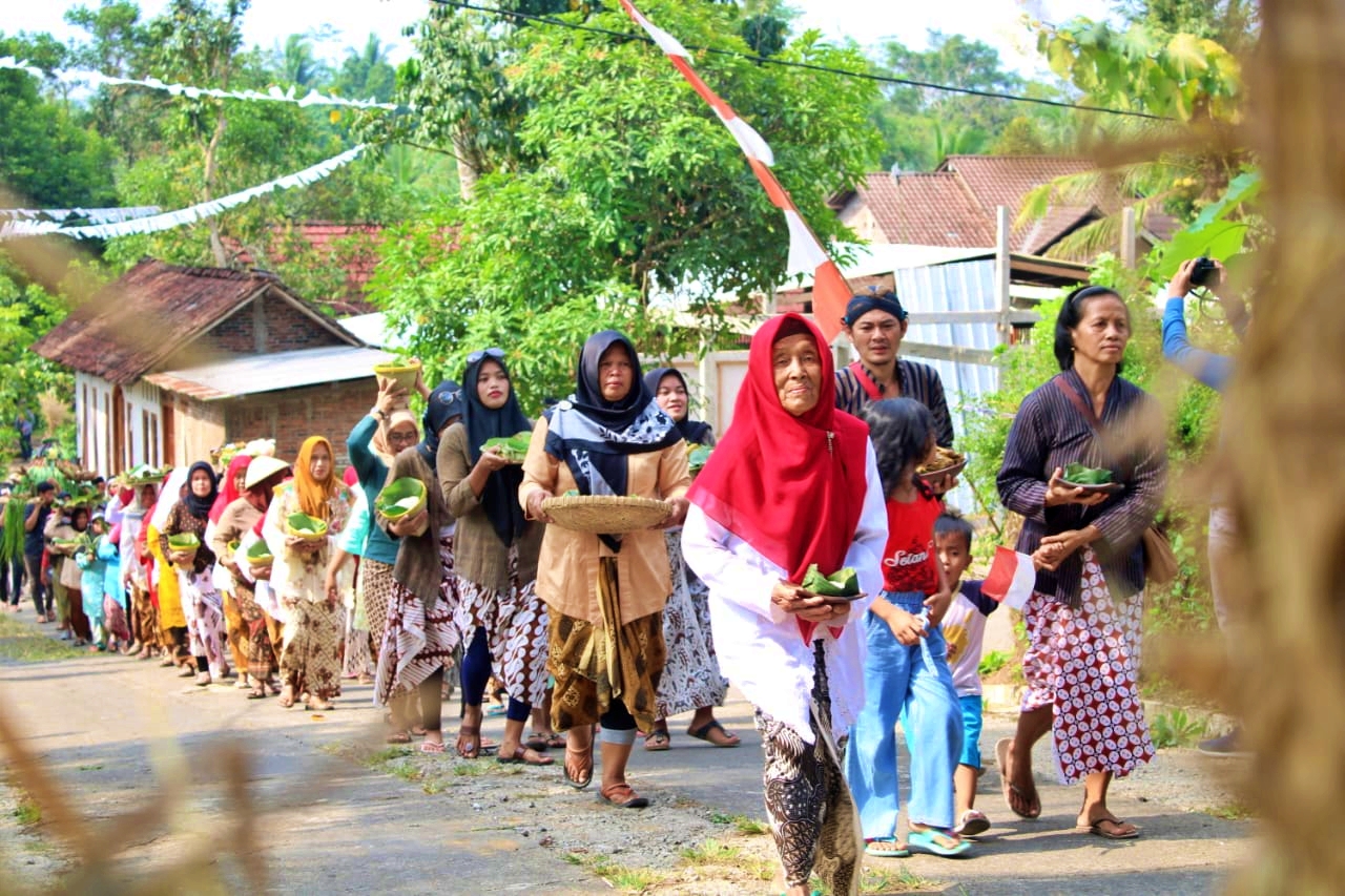 Warga Kembanglimus Borobudur kirab 77 tumpeng untuk tradisi slametan
