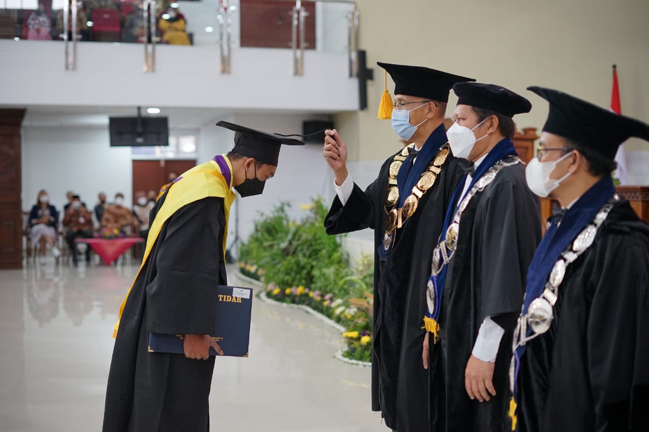 Untidar Wisuda 300 Lulusan, Begini Pesan Rektor