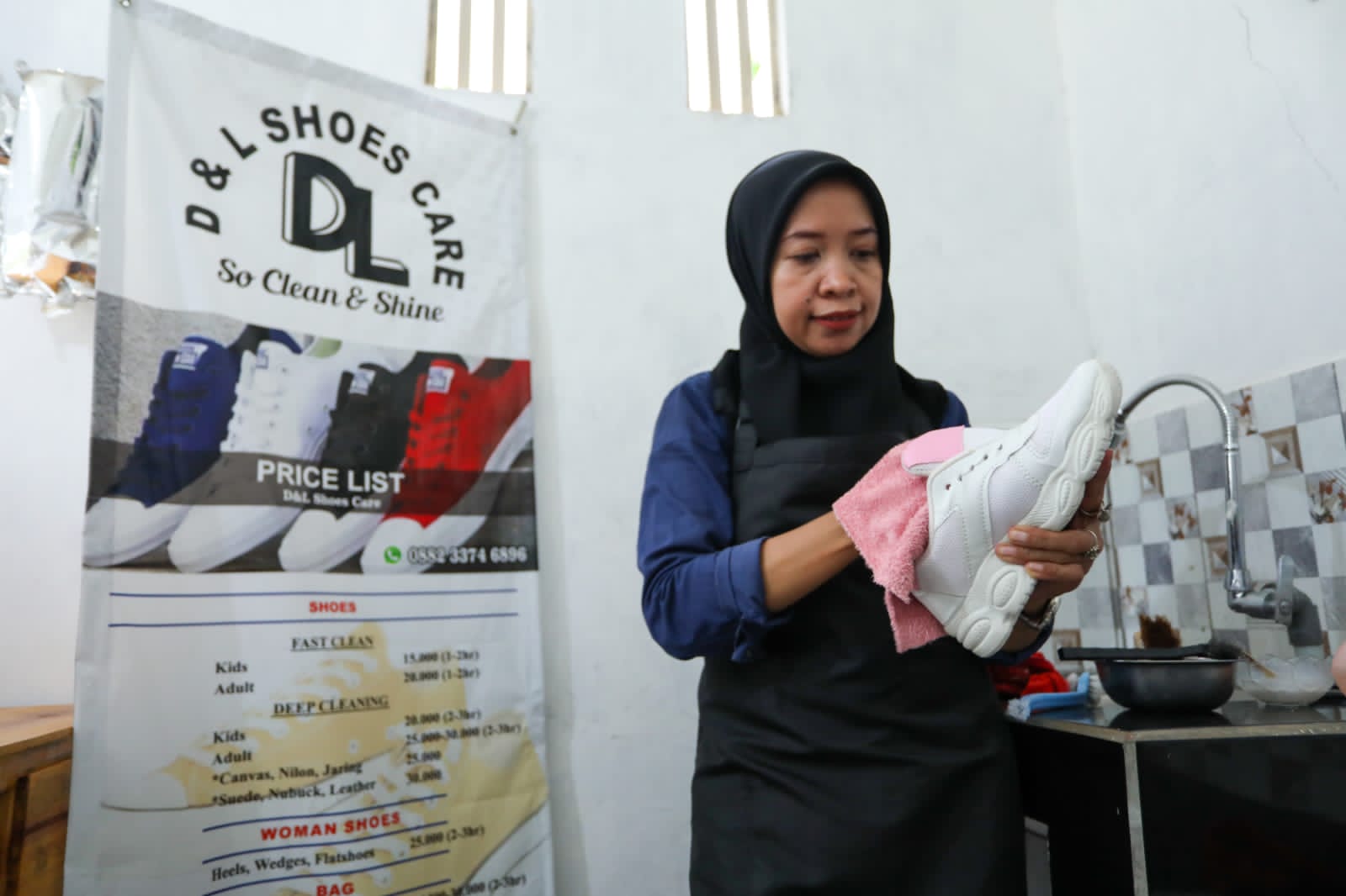 Berkat “Lapak Ganjar”, Jasa Cuci Sepatu di Pekalongan Ini Banyak Pelanggan Hingga Luar Kota