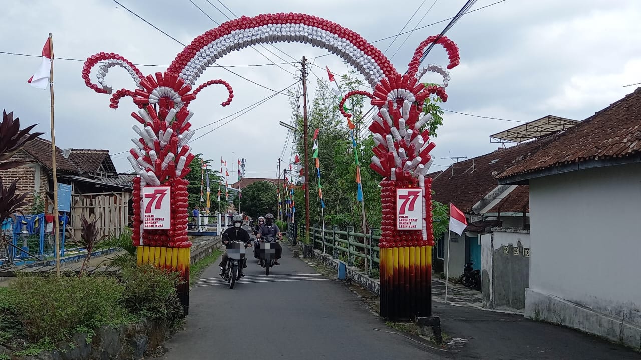 Sambut HUT ke-77 RI, Warga Poncol Kota Magelang Bikin Gapura Unik Dari Botol