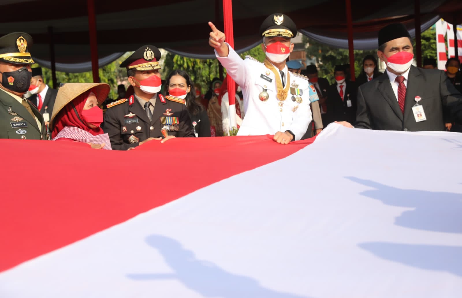 Upacara HUT ke-77 RI, Ganjar Pranowo Terima Bendera Merah Putih Raksasa dari Buruh Migran