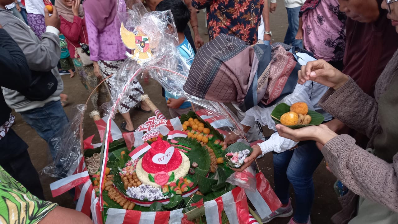 Meriahnya Grebeg Telo di Bumiharjo Magelang, Tumpeng Ketela Jadi Rebutan Warga