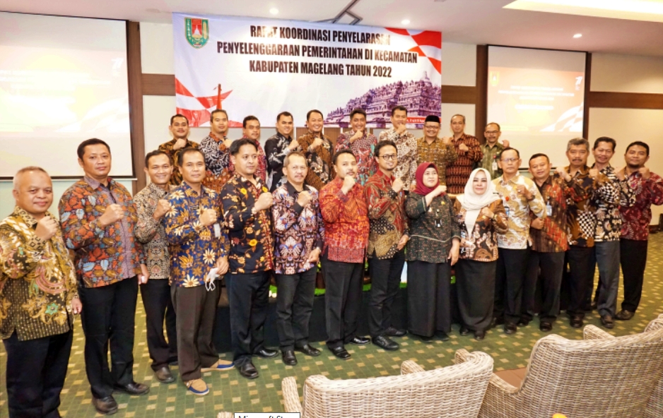 Bupati Magelang Zaenal Arifin didampingi Asisten Pemerintahan dan Kesra, Nanda Cahyadi Pribadi saat memberikan arahan saat Rapat Koordinasi Penyelarasan Penyelenggaraan Pemerintahan Di Kecamatan Kabupaten Magelang