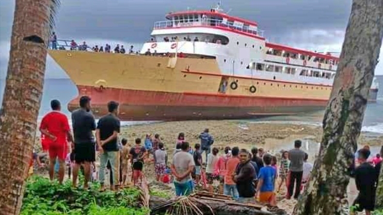 tangkapan layar video sebuah kapal penumpang terdampar di karang pantai