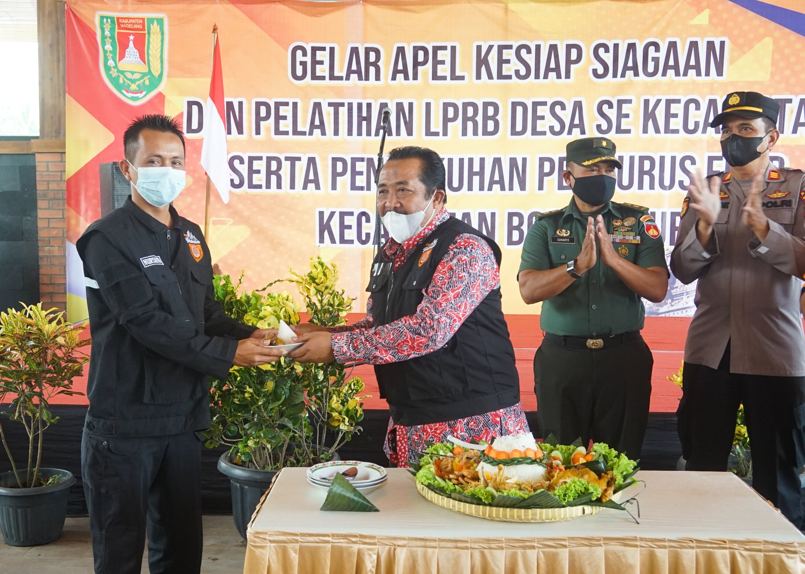 Asisten Administrasi Umum Setda Kabupaten Magelang Asfuri Muhsis saat menghadiri Gelar Apel Kesiapsiagaan dan Pelatihan LPRB Desa Se-Kecamatan Borobudur sekaligus mengukuhkan pengurus FPRB Kecamatan Borobudur