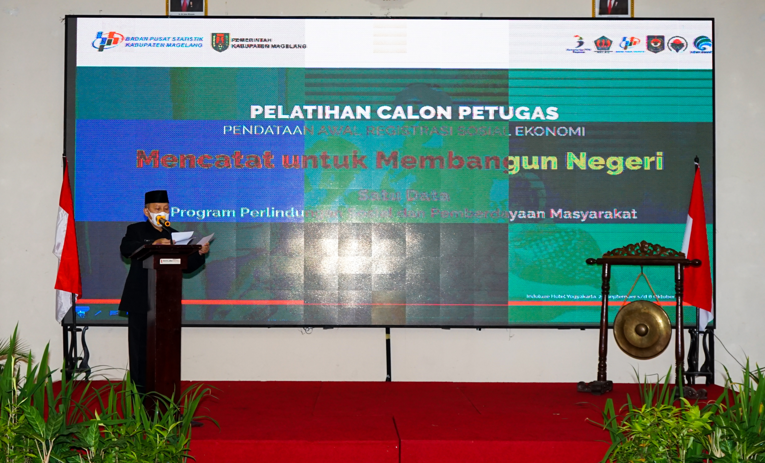 : Sekretaris Daerah Kabupaten Magelang Adi Waryanto didampingi Kepala Badan Pusat Statistik Kabupaten Magelang, Toto Desanto Saat Membuka Pelatihan Calon Petugas Pendataan Awal Registrasi Sosial Ekonomi (REGSOSEK) Tingkat Kabupaten Magelang Tahun 2022.