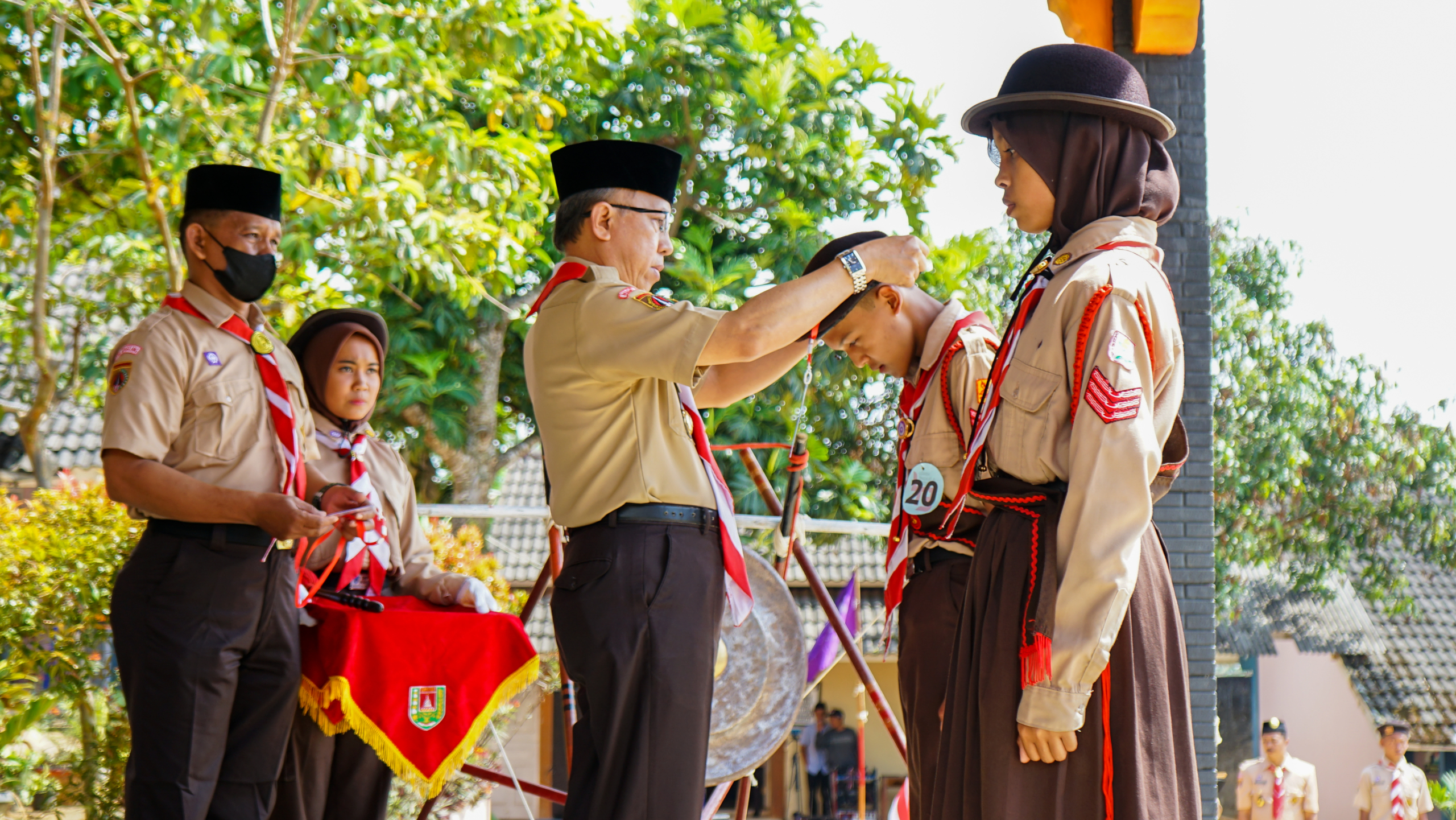 Sekretaris Daerah Kabupaten Magelang Adi Waryanto didampingi Ketua (Kwarcab) Kwartir Cabang Kabupaten Magelang, Eko Triyono saat membuka Lomba Tingkat III Penggalang Kwartir Cabang Kabupaten Magelang Tahun 2022 di SMP Negeri 2 Windusari, Desa Genito
