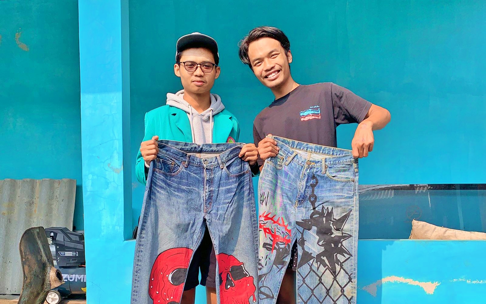 Annas berbaju Hitam saat bersama Agil Nova Dwi saat menunjukan barang dagangan celana bekas