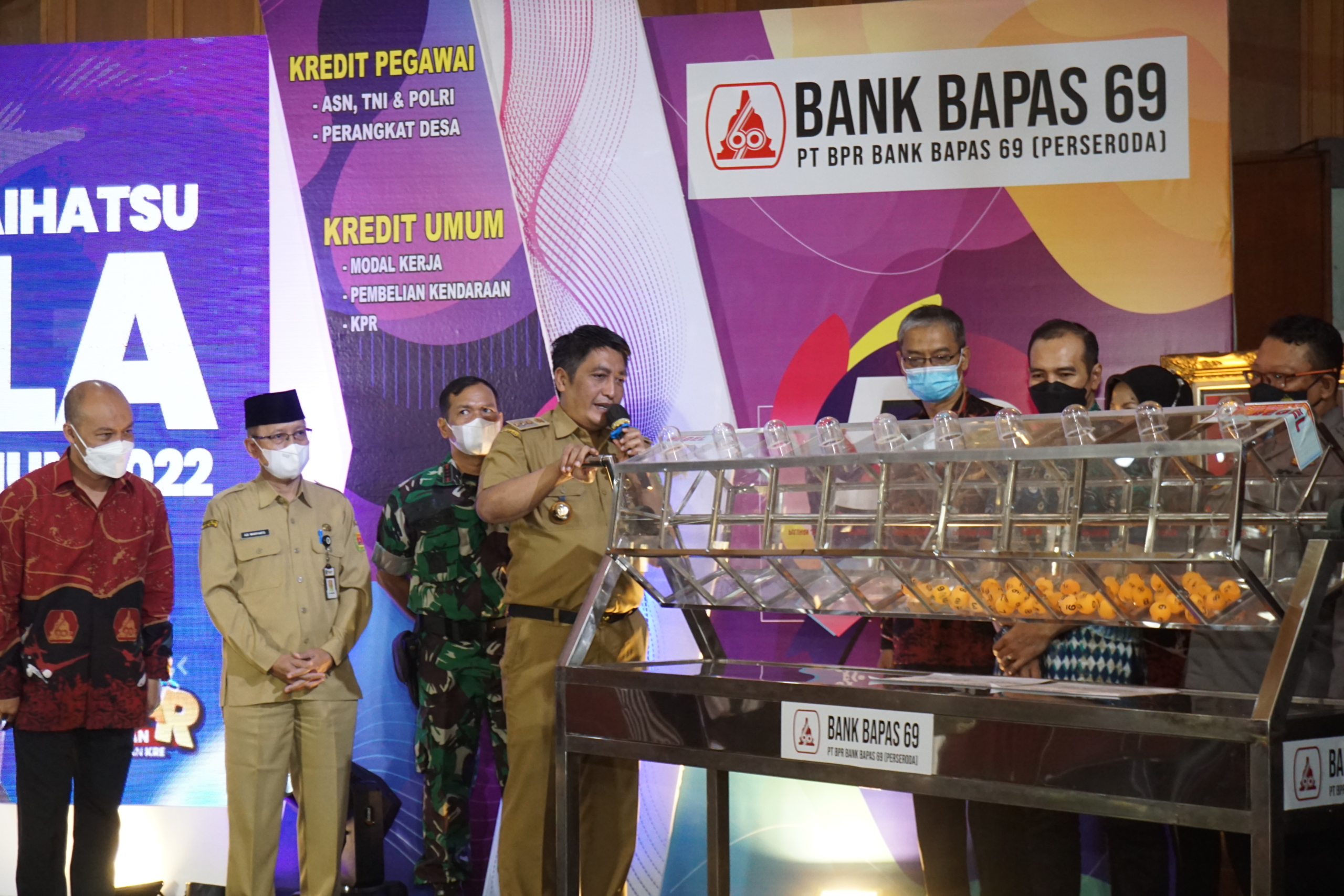 Bupati Magelang Zaenal Arifin didampingi Dirut PT BPR Bank Bapas 69 Kabupaten Magelang saat mengundi Tabungan Utama Bank Bapas 69 Periode Ke-25